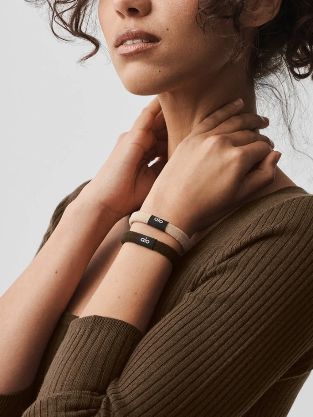 ALO Yoga Untangled Hair Tie 6-Pack in Beige and Dark Brown
